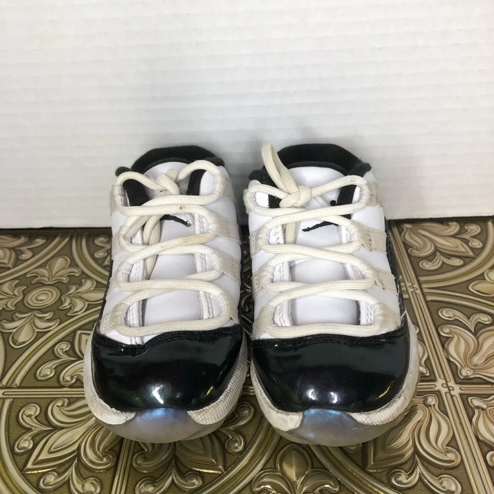 Jordan Kids Black and White Sneakers size 6C